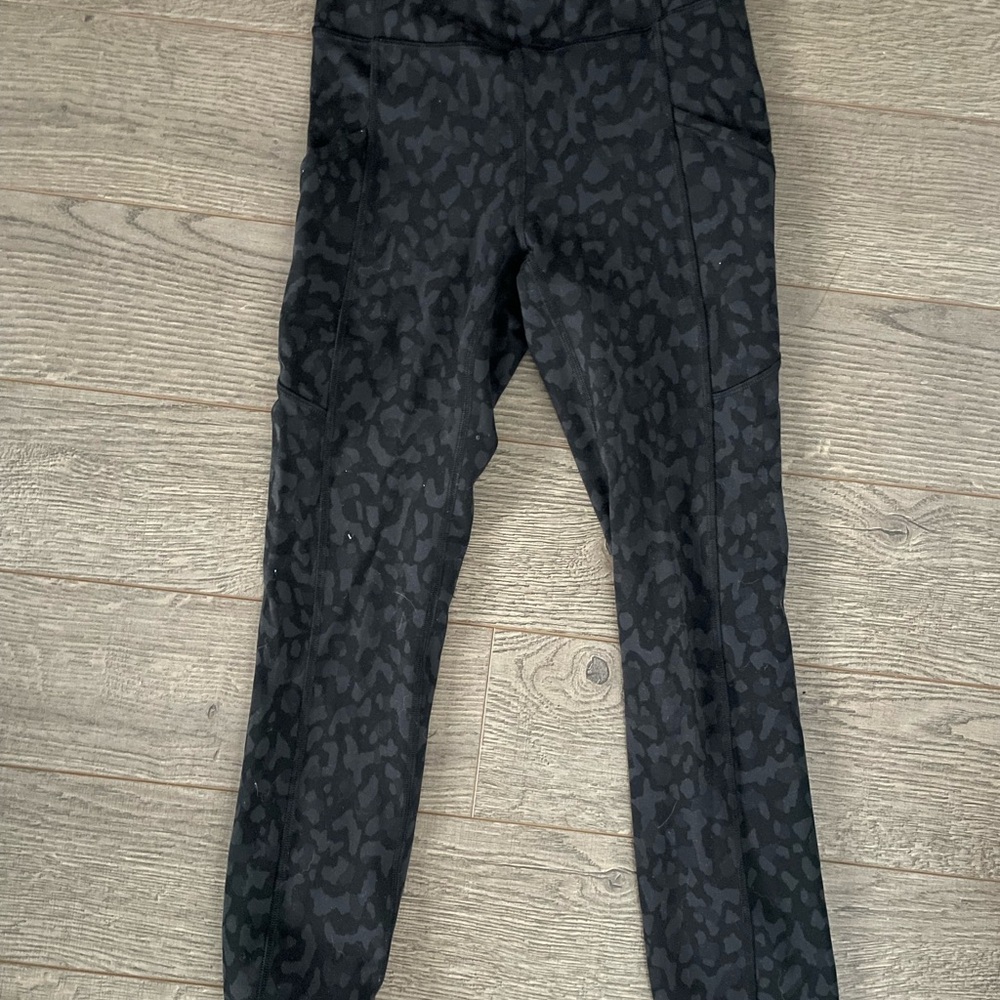 Lululemon invigorate legging with side pockets size 4 - camo